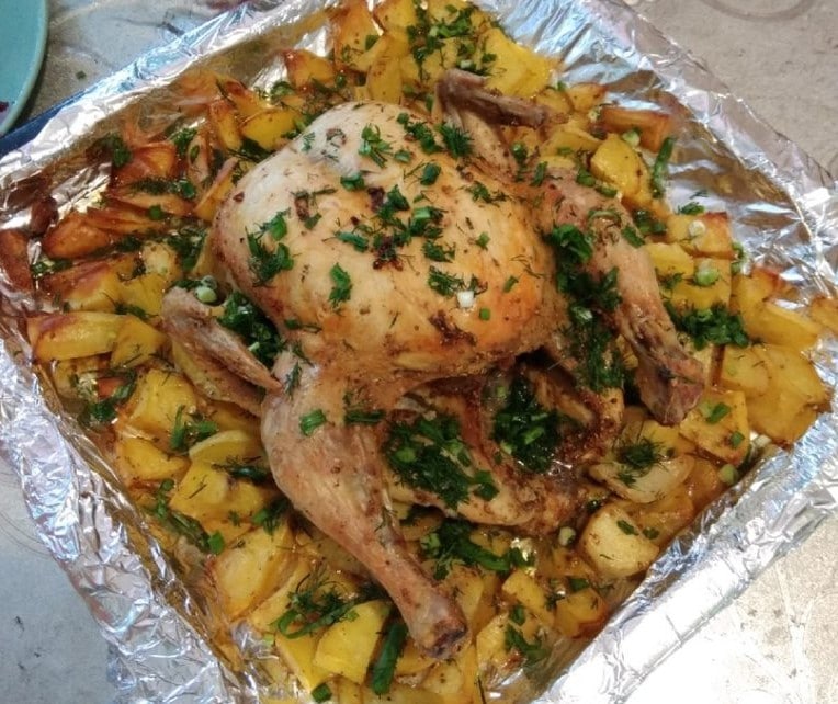 Цыпленок с картошечкой, запеченный в духовке – кулинарные рецепты