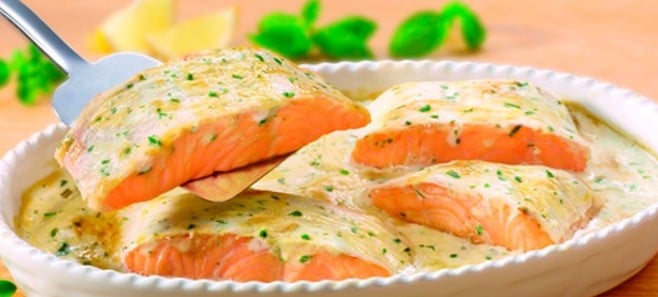 Красная рыба семга или лосось в сливочном соусе на сковороде