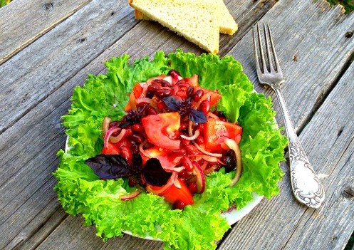 Салат с помидорами и фасолью - пикантная новинка для каждого застолья: рецепт с фото и видео