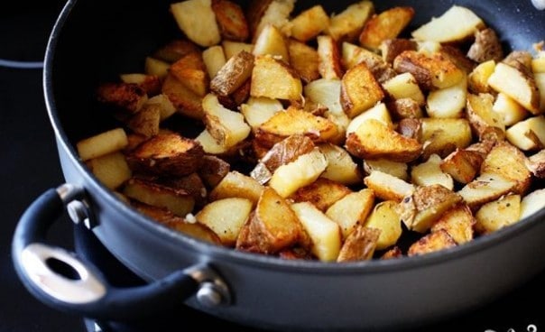 Жареная картошка на сковороде с чесноком (рецепт картофеля с хрустящей корочкой)
