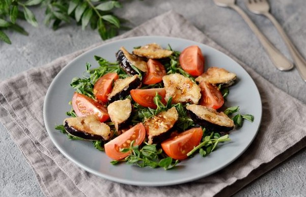 Салат с хрустящими баклажанами - пошаговые рецепты, фото и необходимые ингредиенты