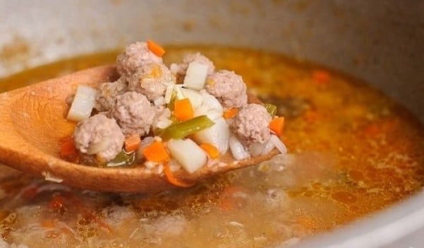 Простой рецепт томатного супа с фрикадельками и нутом - готовим для всей семьи