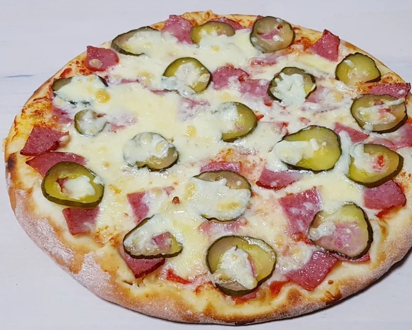 Пицца с солёными огурцами и колбасой - пошаговые фоторецепты