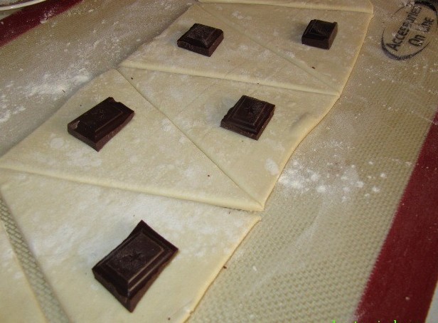 Рогалики с шоколадной начинкой - пошаговые фото рецепты приготовления рогаликов с шоколадом (круасанов с шоколадной начинкой) в домашних условиях