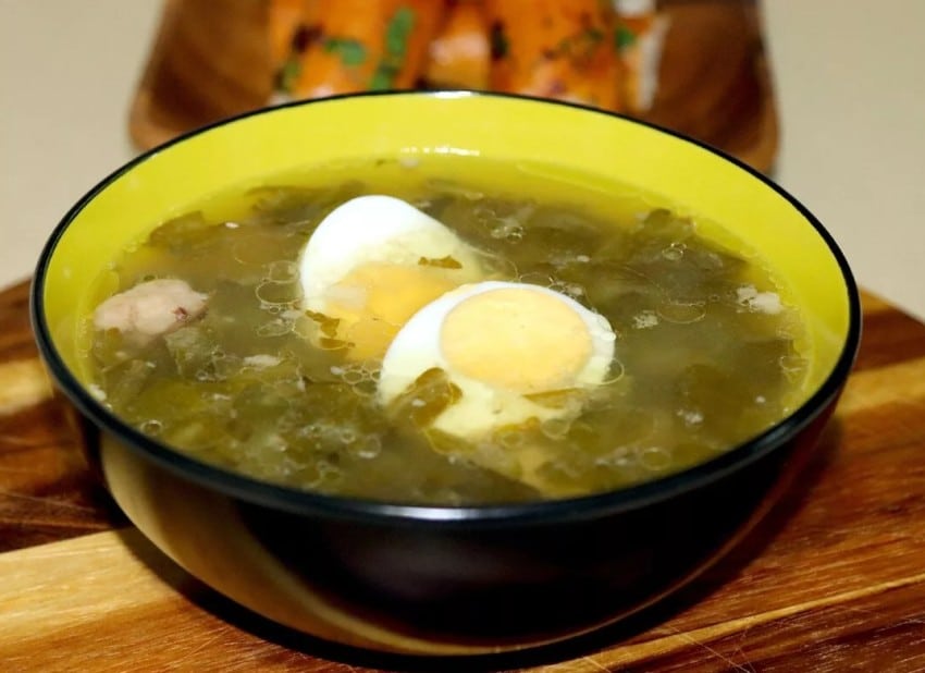 Рецепт зеленого борща с щавелем и яйцом с фото