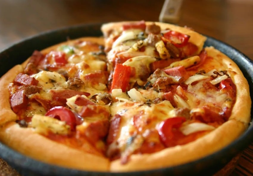 Пицца с сосисками и сыром - пошаговый рецепт с фото