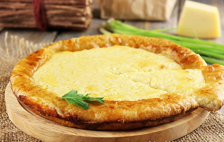 Пирог из слоеного теста с сыром — рецепты с фото пошагово