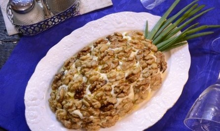 Салат с курицей, ананасами, сыром и грецкими орехами - рецепт