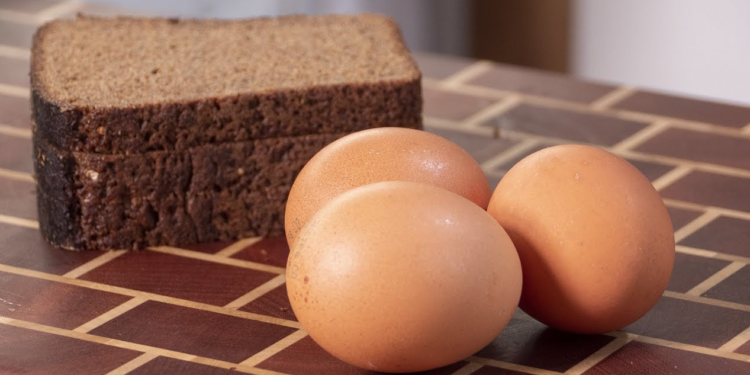 Нужно ли добавлять яйца в хлеб?